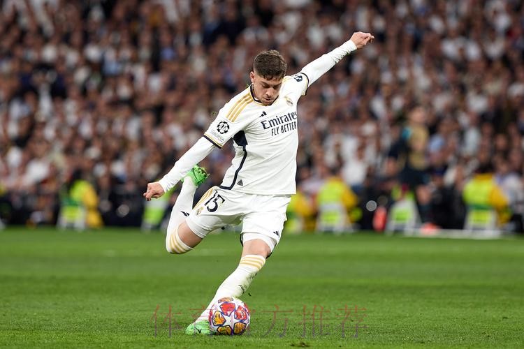 西媒:皇马首席球探关注福登 曾参与引进巴尔韦德 西媒:皇马首席球探关注福登 曾参与引进巴尔韦德